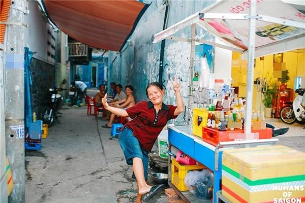 “Có uống nước không? Không uống hả? Vậy chụp tao tấm hình coi!”. (Ảnh: Humans of Saigon) “Có uống nước không? Không uống hả? Vậy chụp tao tấm hình coi!”. (Ảnh: Humans of Saigon)