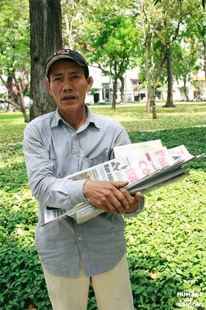 Ai cũng biết Sài Gòn luôn dang rộng vòng tay đón những người con tứ xứ đổ về. "Ngày chú khăn gói đi là quyết tâm phải cho con chú ăn học để có cái nghề con ạ. Thời buổi này không có nghề ngỗng gì làm sao mà sống nổi?". Dẫu biết Sài Gòn không phải vùng đất thần tiên nhưng nghị lực sống và sự thức thời của con người vẫn cứ mãnh liệt. (Ảnh: Humans of Saigon) Ai cũng biết Sài Gòn luôn dang rộng vòng tay đón những người con tứ xứ đổ về. "Ngày chú khăn gói đi là quyết tâm phải cho con chú ăn học để có cái nghề con ạ. Thời buổi này không có nghề ngỗng gì làm sao mà sống nổi?". Dẫu biết Sài Gòn không phải vùng đất thần tiên nhưng nghị lực sống và sự thức thời của con người vẫn cứ mãnh liệt. (Ảnh: Humans of Saigon)