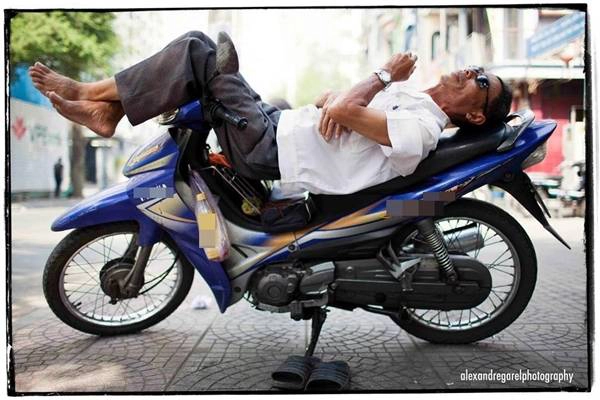 Giấc ngủ trưa tạm bợ giữa lòng Sài Gòn. (Ảnh: Alexandre Garel) Giấc ngủ trưa tạm bợ giữa lòng Sài Gòn. (Ảnh: Alexandre Garel)