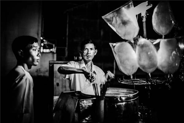 Là những xe kẹo bông ngọt ngào gắn liền với tuổi thơ bao người, vẫn rong ruổi khắp các con phố, ngõ hẻm như không biết mỏi mệt. (Ảnh: Neil Massey) Là những xe kẹo bông ngọt ngào gắn liền với tuổi thơ bao người, vẫn rong ruổi khắp các con phố, ngõ hẻm như không biết mỏi mệt. (Ảnh: Neil Massey)