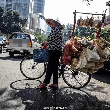 Đẹp sao cho bằng nụ cười rạng rỡ hơn cả nắng Sài Gòn của chị bán hàng rong này? (Ảnh: Alexandre Garel) Đẹp sao cho bằng nụ cười rạng rỡ hơn cả nắng Sài Gòn của chị bán hàng rong này? (Ảnh: Alexandre Garel)
