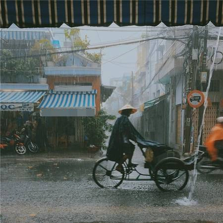 Sài Gòn mưa, những người lao động bé nhỏ vẫn xé màn mưa mà đi. (Ảnh: Âu Dương Thành) Sài Gòn mưa, những người lao động bé nhỏ vẫn xé màn mưa mà đi. (Ảnh: Âu Dương Thành)