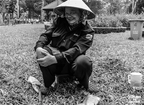 Là phút nghỉ ngơi dưới cái nắng Sài Gòn gay gắt của cô công nhân vệ sinh. (Ảnh: Humans of Saigon) Là phút nghỉ ngơi dưới cái nắng Sài Gòn gay gắt của cô công nhân vệ sinh. (Ảnh: Humans of Saigon)