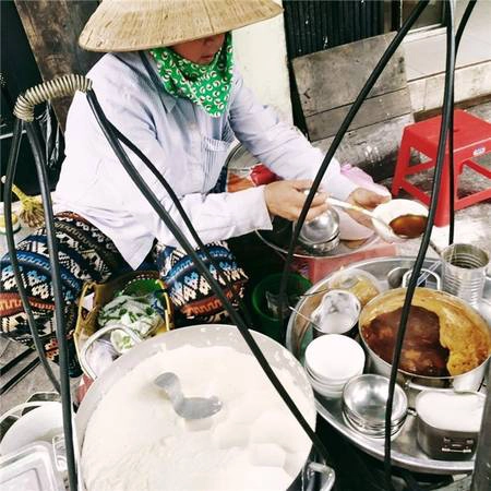 Là cô bán đậu hũ, vì lo cho sức khỏe khách hàng mà không dùng chén nhựa bao giờ. (Ảnh: Humans of Saigon) Là cô bán đậu hũ, vì lo cho sức khỏe khách hàng mà không dùng chén nhựa bao giờ. (Ảnh: Humans of Saigon)