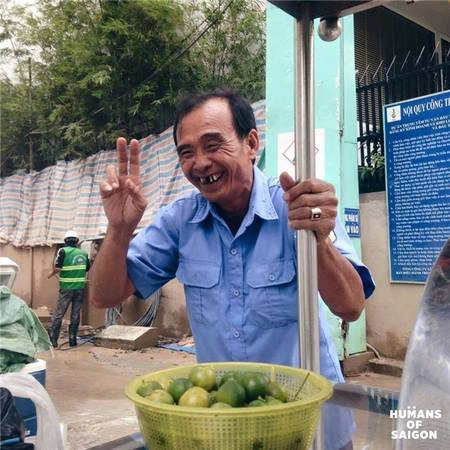 "Có ở trong ruột mình buồn chứ bên ngoài cười giỡn thoải mái vậy á. Có ai biết mình vui đâu, ai biết mình buồn đâu. Thành ra nó già mãi không trẻ luôn á" - lời tâm sự của bác bảo vệ vui tính làm buổi trưa Sài Gòn bớt oi ả ... (Ảnh: Humans of Saigon) "Có ở trong ruột mình buồn chứ bên ngoài cười giỡn thoải mái vậy á. Có ai biết mình vui đâu, ai biết mình buồn đâu. Thành ra nó già mãi không trẻ luôn á" - lời tâm sự của bác bảo vệ vui tính làm buổi trưa Sài Gòn bớt oi ả ... (Ảnh: Humans of Saigon)