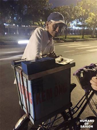 Trời Sài Gòn sao còn làm mưa, để đường phố đột nhiên lạ lẫm vì vắng xe kem nhỏ của ông cụ? (Ảnh: Humans of Saigon) Trời Sài Gòn sao còn làm mưa, để đường phố đột nhiên lạ lẫm vì vắng xe kem nhỏ của ông cụ? (Ảnh: Humans of Saigon)