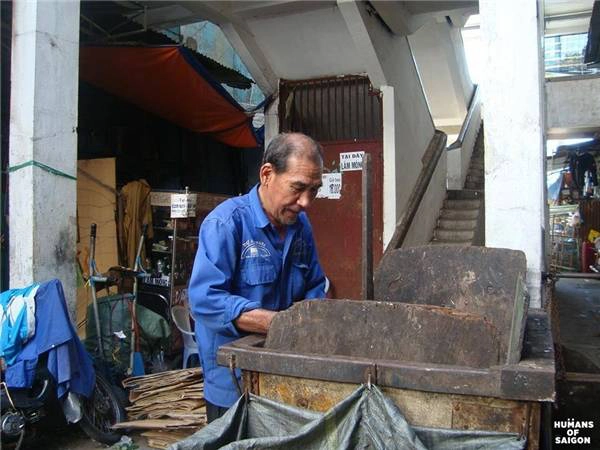 Có những con người có tuổi đời hơn nửa thế kỉ nhưng vẫn nặng gánh mưu sinh mỗi ngày. (Ảnh: Humans of Saigon) Có những con người có tuổi đời hơn nửa thế kỉ nhưng vẫn nặng gánh mưu sinh mỗi ngày. (Ảnh: Humans of Saigon)