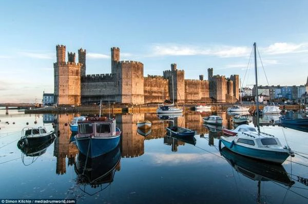 Lâu đài Caernarfon, được xây từ năm 1283. Lâu đài Caernarfon, được xây từ năm 1283.