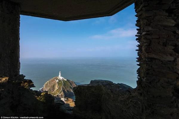 Hải đăng South Stack - đi vào hoạt động từ năm 1809, nằm trên đỉnh một đảo nhỏ ngoài khơi đảo Holy, Anglesey Hải đăng South Stack - đi vào hoạt động từ năm 1809, nằm trên đỉnh một đảo nhỏ ngoài khơi đảo Holy, Anglesey