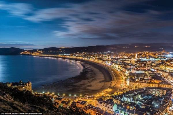 Khu du lịch biển Llandudno lúc hoàng hôn. Mỗi năm có hàng ngàn du khách tìm đến đây thư giãn. Khu du lịch biển Llandudno lúc hoàng hôn. Mỗi năm có hàng ngàn du khách tìm đến đây thư giãn.