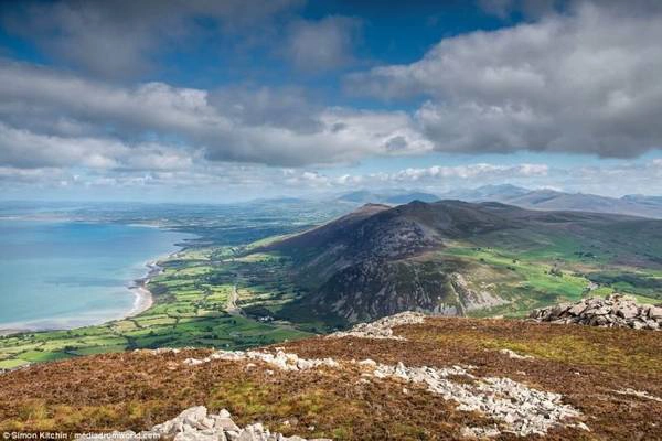 Núi Yr Eifl ở Gwynedd, gồm 3 đỉnh Tre'r Ceiri, Garn Ganol và Garn For. Núi Yr Eifl ở Gwynedd, gồm 3 đỉnh Tre'r Ceiri, Garn Ganol và Garn For.