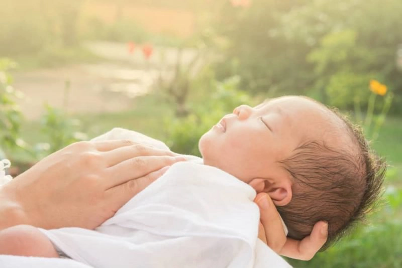 cho bé tắm nắng
