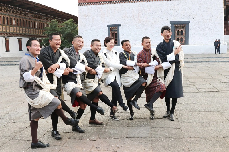 Những hướng dẫn viên Bhutan trong trang phục truyền thống - Gho. Họ tự hào mặc Gho khi đi làm và trong tất cả các dịp trọng đại - Ảnh: Thái Minh Châu Những hướng dẫn viên Bhutan trong trang phục truyền thống - Gho. Họ tự hào mặc Gho khi đi làm và trong tất cả các dịp trọng đại - Ảnh: Thái Minh Châu