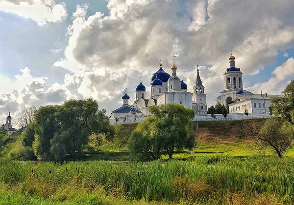 Nếu như Moscow có vẻ hối hả, hoành tráng với bề dày lịch sử thì St Petersburg lại mang vẻ lãng mạn của một Venice phương Bắc với những dãy nhà cổ tuyệt đẹp.