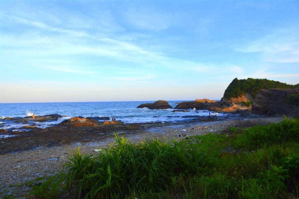 Bãi đá, nơi đón bình minh trên đảo - Ảnh: Phạm Tô Chiêm