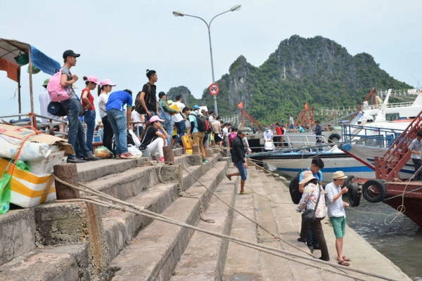 Người du lịch Cô Tô xuống tàu ra đảo - Ảnh: Phạm Tô Chiêm