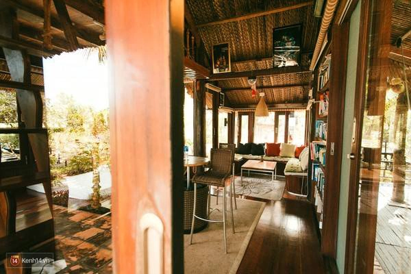 Tại khu Villa cũng có một thư viện rất lớn với gần trăm đầu sách. Bạn có thể dành vài giờ đồng hồ ngồi đây ngấu nghiến từng trang cho đến khi chán thì thôi. Tại khu Villa cũng có một thư viện rất lớn với gần trăm đầu sách. Bạn có thể dành vài giờ đồng hồ ngồi đây ngấu nghiến từng trang cho đến khi chán thì thôi.