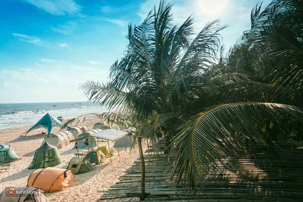 Toàn bộ bãi tắm được nhìn từ trên cao. Toàn bộ bãi tắm được nhìn từ trên cao.
