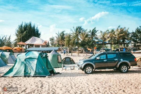Một khu cắm trại ngoài bãi biển cực kỳ chất mà bạn khó có thể tìm được ở một nơi nào khác. Một khu cắm trại ngoài bãi biển cực kỳ chất mà bạn khó có thể tìm được ở một nơi nào khác.