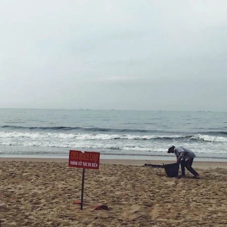 Ý thức bảo vệ môi trường ở đây rất nghiêm túc, nên hiện tại bãi biển được giữ gìn sạch sẽ. Khách đến cũng ý thức nên hầu hết ăn xong đều tự dọn. Nếu xả rác tại đây, bạn có thể bị mời rời khỏi Coco Beach hoặc đóng tiền phạt. Ảnh: Thảo Nghi Ý thức bảo vệ môi trường ở đây rất nghiêm túc, nên hiện tại bãi biển được giữ gìn sạch sẽ. Khách đến cũng ý thức nên hầu hết ăn xong đều tự dọn. Nếu xả rác tại đây, bạn có thể bị mời rời khỏi Coco Beach hoặc đóng tiền phạt. Ảnh: Thảo Nghi