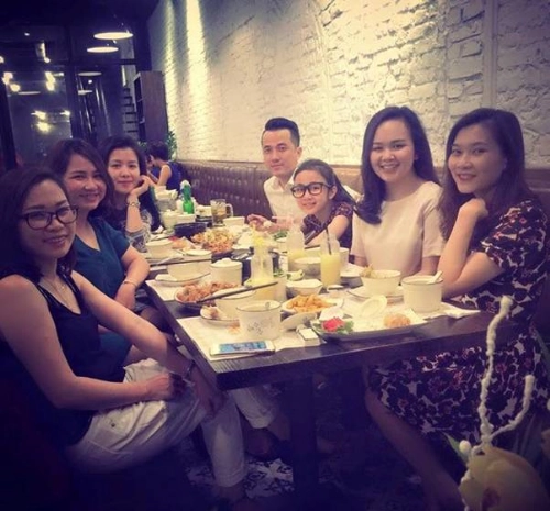 com-ga-hai-nam-tren-pho-lo-duc-ivivu-3