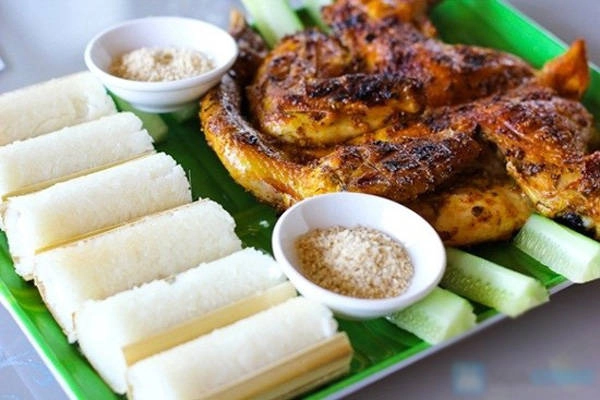 Cơm lam gà nướng nổi tiếng ở Pleiku. Ảnh: Phương Linh Nguyễn Cơm lam gà nướng nổi tiếng ở Pleiku. Ảnh: Phương Linh Nguyễn