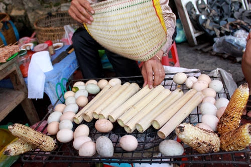 Cơm lam và các món nướng khác được bán nhiều ở các điểm du lịch phía bắc. Ảnh: dulichSaPa.