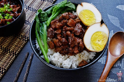 Nhiều du khách cho biết, họ đã nuốt nước miếng khi lần đầu nhìn thấy hình bát cơm ăn cùng thịt lợn kho trong các cửa hàng ở Đài Loan Nhiều du khách cho biết, họ đã nuốt nước miếng khi lần đầu nhìn thấy hình bát cơm ăn cùng thịt lợn kho trong các cửa hàng ở Đài Loan