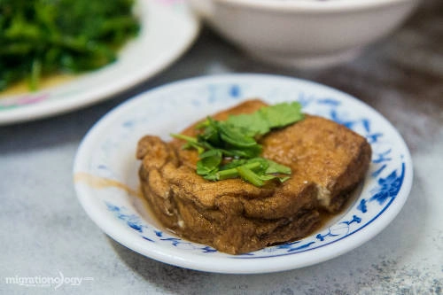 Món này thường ăn kèm với trứng kho mềm, rau xanh, cải muối chua và đậu phụ rán sốt nước tương. Món này thường ăn kèm với trứng kho mềm, rau xanh, cải muối chua và đậu phụ rán sốt nước tương.