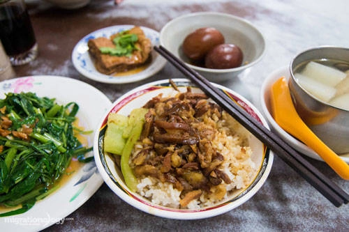 Không ít người từng gọi nhầm món ăn này là thịt kho tàu, giống như món thịt kho Đông Pha nổi tiếng tại Sơn Đông, Trung Quốc. Tuy nhiên, Đài Loan đã phủ nhận nguồn gốc của món ăn này có liên quan đến thịt kho Đông Pha và khẳng định, đây là hai món riêng biệt. Không ít người từng gọi nhầm món ăn này là thịt kho tàu, giống như món thịt kho Đông Pha nổi tiếng tại Sơn Đông, Trung Quốc. Tuy nhiên, Đài Loan đã phủ nhận nguồn gốc của món ăn này có liên quan đến thịt kho Đông Pha và khẳng định, đây là hai món riêng biệt.