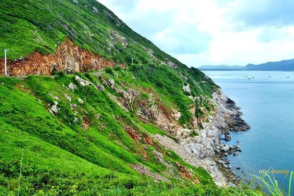 Myl Trương thực hiện chuyến đi Côn Đảo hồi tháng 8. Cô cho biết có hai cách để đến đây là đi tàu hoặc máy bay. Nếu đi tàu, thời gian khoảng 12 tiếng, giá vé 150.000 đến 200.000 đồng, xuất phát từ cảng Cát Lở, Vũng Tàu, lúc 17h. Mẹo nhỏ cho những bạn chọn đi máy bay, có thể khởi hành từ Cần Thơ. Nếu bay từ Sài Gòn, giá vé khoảng 3,1 triệu đồng (khứ hồi). Myl Trương thực hiện chuyến đi Côn Đảo hồi tháng 8. Cô cho biết có hai cách để đến đây là đi tàu hoặc máy bay. Nếu đi tàu, thời gian khoảng 12 tiếng, giá vé 150.000 đến 200.000 đồng, xuất phát từ cảng Cát Lở, Vũng Tàu, lúc 17h. Mẹo nhỏ cho những bạn chọn đi máy bay, có thể khởi hành từ Cần Thơ. Nếu bay từ Sài Gòn, giá vé khoảng 3,1 triệu đồng (khứ hồi).