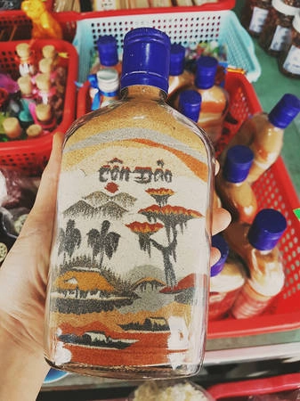 Với cô gái Sài Gòn này, Côn Đảo cuốn hút bởi nét hoang sơ, thơ mộng pha lẫn huyền bí của một vùng đất trong quá khứ từng được mệnh danh là địa ngục trần gian. Với cô gái Sài Gòn này, Côn Đảo cuốn hút bởi nét hoang sơ, thơ mộng pha lẫn huyền bí của một vùng đất trong quá khứ từng được mệnh danh là địa ngục trần gian.