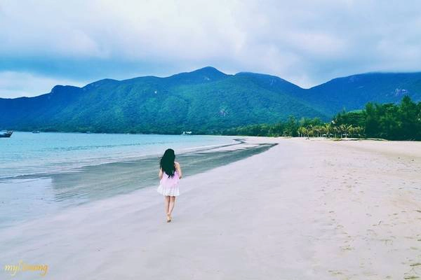 Các địa điểm cô gái Sài Gòn gợi ý không nên bỏ qua: Bãi Đầm Trầu, bãi Suối Nóng, vịnh Đầm Tre, bãi Đất Thấm (đi bộ xuyên rừng khoảng 3 km), bãi Nhát, bãi Ông Đụng (đi bộ xuyên rừng 700 m sẽ đến bãi), đỉnh Thánh Giá (đỉnh cao nhất, bao quát toàn cảnh Côn Sơn), hồ An Hải (hồ nước ngọt lớn nhất đảo có rất nhiều hoa sen)... Các địa điểm cô gái Sài Gòn gợi ý không nên bỏ qua: Bãi Đầm Trầu, bãi Suối Nóng, vịnh Đầm Tre, bãi Đất Thấm (đi bộ xuyên rừng khoảng 3 km), bãi Nhát, bãi Ông Đụng (đi bộ xuyên rừng 700 m sẽ đến bãi), đỉnh Thánh Giá (đỉnh cao nhất, bao quát toàn cảnh Côn Sơn), hồ An Hải (hồ nước ngọt lớn nhất đảo có rất nhiều hoa sen)...