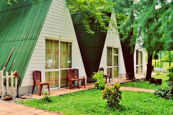 Myl Trương cũng gợi ý chỗ nghỉ là Côn Đảo Camping Resort trên đường Nguyễn Đức Thuận (giá 650.000 - 750.000 đồng) và nhà khách Phi Yến, đường Tôn Đức Thắng (giá phòng 550.000 đồng). Ăn hải sản, bạn có thể đến dãy nhà hàng trên đường Nguyễn Đức Thuận. Tuy nhiên giá khá đắt, có thể gấp đôi bình thường. Tiết kiệm hơn bạn có thể ra chợ Côn Đảo hoặc ghé các quán cơm bình dân, giá khoảng 30.000-50.000 đồng một phần. Myl Trương cũng gợi ý chỗ nghỉ là Côn Đảo Camping Resort trên đường Nguyễn Đức Thuận (giá 650.000 - 750.000 đồng) và nhà khách Phi Yến, đường Tôn Đức Thắng (giá phòng 550.000 đồng). Ăn hải sản, bạn có thể đến dãy nhà hàng trên đường Nguyễn Đức Thuận. Tuy nhiên giá khá đắt, có thể gấp đôi bình thường. Tiết kiệm hơn bạn có thể ra chợ Côn Đảo hoặc ghé các quán cơm bình dân, giá khoảng 30.000-50.000 đồng một phần.