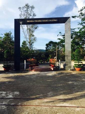 Ra tới Côn Đảo, không ai không viếng nghĩa trang Hàng Dương, nơi yên nghỉ của rất nhiều chiến sĩ cách mạng, trong đó có cô Võ Thị Sáu. Ra tới Côn Đảo, không ai không viếng nghĩa trang Hàng Dương, nơi yên nghỉ của rất nhiều chiến sĩ cách mạng, trong đó có cô Võ Thị Sáu.