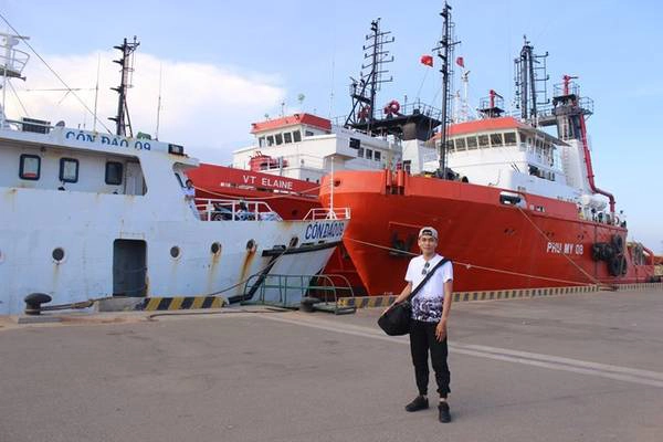 Cảng Cát Lở (Vũng Tàu) nơi xuất phát của chuyến hành trình. Mình lựa chọn đi tàu, một là tiết kiệm chi phí, hai là thử cảm giác lênh đênh giữa Biển Đông 13 giờ đồng hồ. Cảng Cát Lở (Vũng Tàu) nơi xuất phát của chuyến hành trình. Mình lựa chọn đi tàu, một là tiết kiệm chi phí, hai là thử cảm giác lênh đênh giữa Biển Đông 13 giờ đồng hồ.