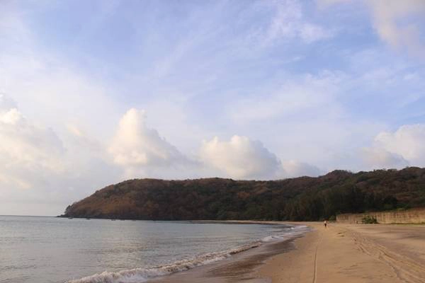 Bãi Đầm Trầu mang vẻ đẹp hoang sơ và thanh bình. Bãi Đầm Trầu mang vẻ đẹp hoang sơ và thanh bình.