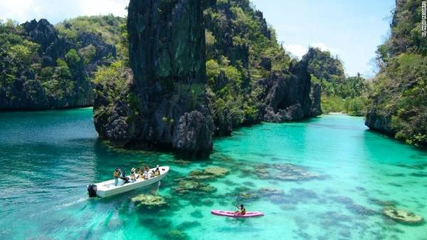 Palawan, Philippines Bao quanh bởi nhiều núi đá, Palawan nằm ở phía tây nam Philippines. Đây là một địa điểm còn rất nguyên sơ cả về môi trường tự nhiên và con người.