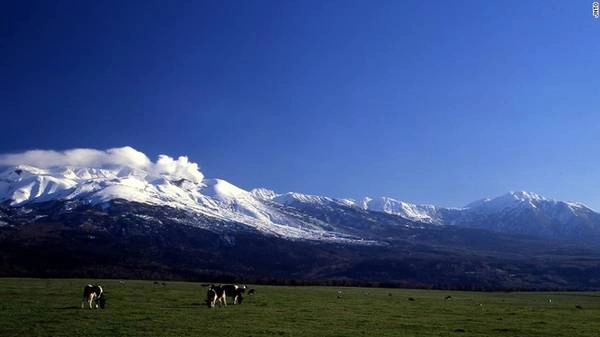 Hokkaido, Nhật Bản Hokkaido, một hòn đảo lớn nằm phía bắc Nhật Bản, có rất nhiều điểm dừng chân thanh bình, nhiều loài hoa nở tự nhiên và hệ động vật phong phú.