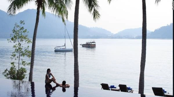 Pangkor, Malaysia Bờ biển phía tây của Pangkor mang vẻ quyến rũ khó quên với những bờ biển cát trắng trải dài, các vùng vịnh nước xanh trong, và một số khu nghỉ dưỡng sang trọng.