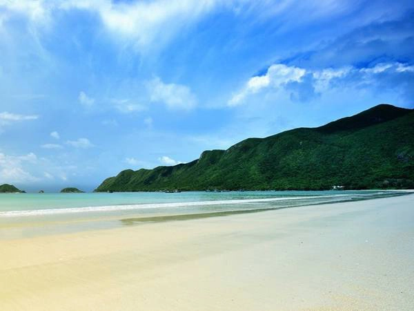Nằm xa đất liền, Côn Đảo được nhiều du khách trong và ngoài nước yêu thích với 16 đảo nhỏ xinh đẹp. Tới đây, du khách sẽ có cơ hội trải nghiệm nhiều tuyến đường leo núi thú vị hay lặn ngắm san hô. Nằm xa đất liền, Côn Đảo được nhiều du khách trong và ngoài nước yêu thích với 16 đảo nhỏ xinh đẹp. Tới đây, du khách sẽ có cơ hội trải nghiệm nhiều tuyến đường leo núi thú vị hay lặn ngắm san hô.