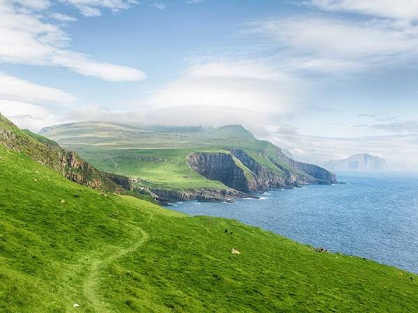 Mykines thuộc quần đảo Faroe, nằm giữa Na Uy và Iceland. Những ngôi nhà ở đây có mái cỏ độc đáo, đảo cũng có rất nhiều chim Puffin. Mykines thuộc quần đảo Faroe, nằm giữa Na Uy và Iceland. Những ngôi nhà ở đây có mái cỏ độc đáo, đảo cũng có rất nhiều chim Puffin.