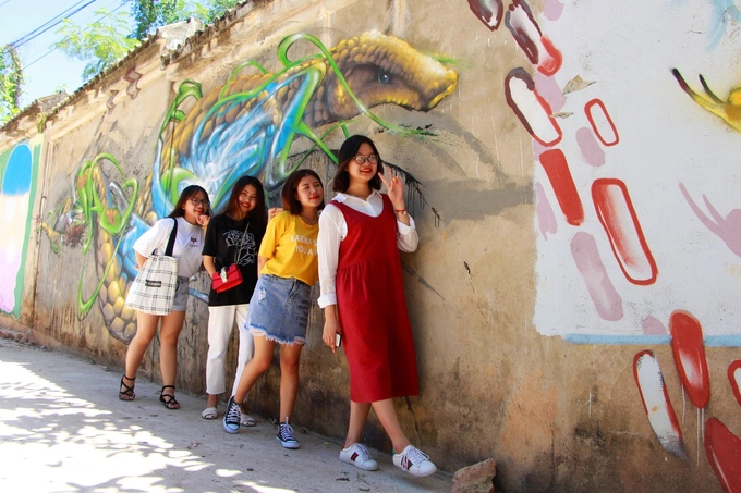 An Thuyên (sinh viên năm 2 Đại học Sư phạm Huế) chia sẻ: "Em mong Huế sẽ có thêm nhiều con đường bích họa như thế này nữa để làm đẹp thành phố và thu hút du khách".