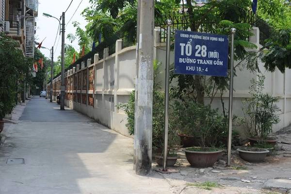 Đoạn đường gốm nằm trong tổ dân phố số 28, ngõ 78 Duy Tân, phường Dịch Vọng Hậu, quận Cầu Giấy, Hà Nội.