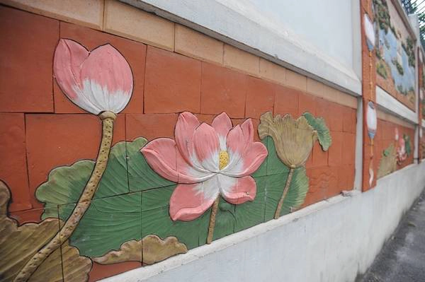 Phần bên dưới của bức tường là các bức nhỏ hình hoa sen.
