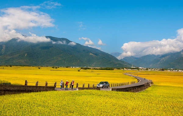 Đài Trung là thành phố nằm ở miền Trung đảo Đài Loan, sở hữu nhiều thắng cảnh hiền hòa vùng ngoại ô, với những cánh đồng lúa êm đềm, xa xa là dãy núi trùng điệp ẩn mình trong mây.