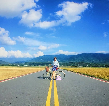 Con đường hiện đại, sạch sẽ, nên trở thành địa điểm sống ảo nổi tiếng với các bạn trẻ Đài Loan. Đến đây bạn có thể thuê xe đạp để dạo quanh ngắm cảnh vào mỗi chiều hoàng hôn.