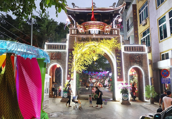 Làng lụa Vạn Phúc ở Hà Đông đang là điểm đến được giới trẻ Hà Nội và du khách tìm đến vì con đường ô lạ mắt. Toàn bộ con phố trải dài hơn 100 m được trang trí thêm những chiếc ô màu sắc trông không thua kém con đường nghệ thuật Agueda ở Bồ Đào Nha. Làng lụa Vạn Phúc ở Hà Đông đang là điểm đến được giới trẻ Hà Nội và du khách tìm đến vì con đường ô lạ mắt. Toàn bộ con phố trải dài hơn 100 m được trang trí thêm những chiếc ô màu sắc trông không thua kém con đường nghệ thuật Agueda ở Bồ Đào Nha.