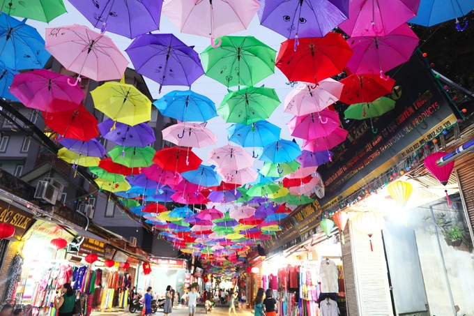 Phần Hội là các hoạt động văn nghệ vui chơi. Phần thương mại nhằm quảng bá làng nghề được tổ chức với những gian hàng trưng bày và bán sản phẩm văn hóa của làng đến 23h mỗi ngày. Phần Hội là các hoạt động văn nghệ vui chơi. Phần thương mại nhằm quảng bá làng nghề được tổ chức với những gian hàng trưng bày và bán sản phẩm văn hóa của làng đến 23h mỗi ngày.