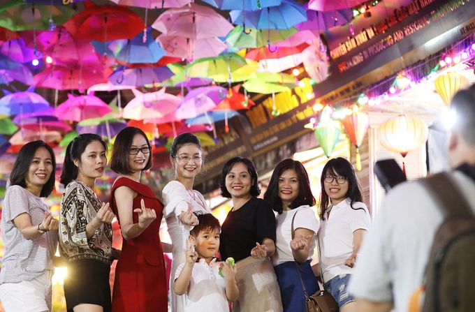 8/11 mới là ngày khai mạc Lễ hội văn hoá của làng Vạn Phúc nhưng 18h (07/11) khi mặt trời lặn, du khách từ khắp nơi đã tìm đến tuyến phố này để chụp ảnh check-in. 8/11 mới là ngày khai mạc Lễ hội văn hoá của làng Vạn Phúc nhưng 18h (07/11) khi mặt trời lặn, du khách từ khắp nơi đã tìm đến tuyến phố này để chụp ảnh check-in.